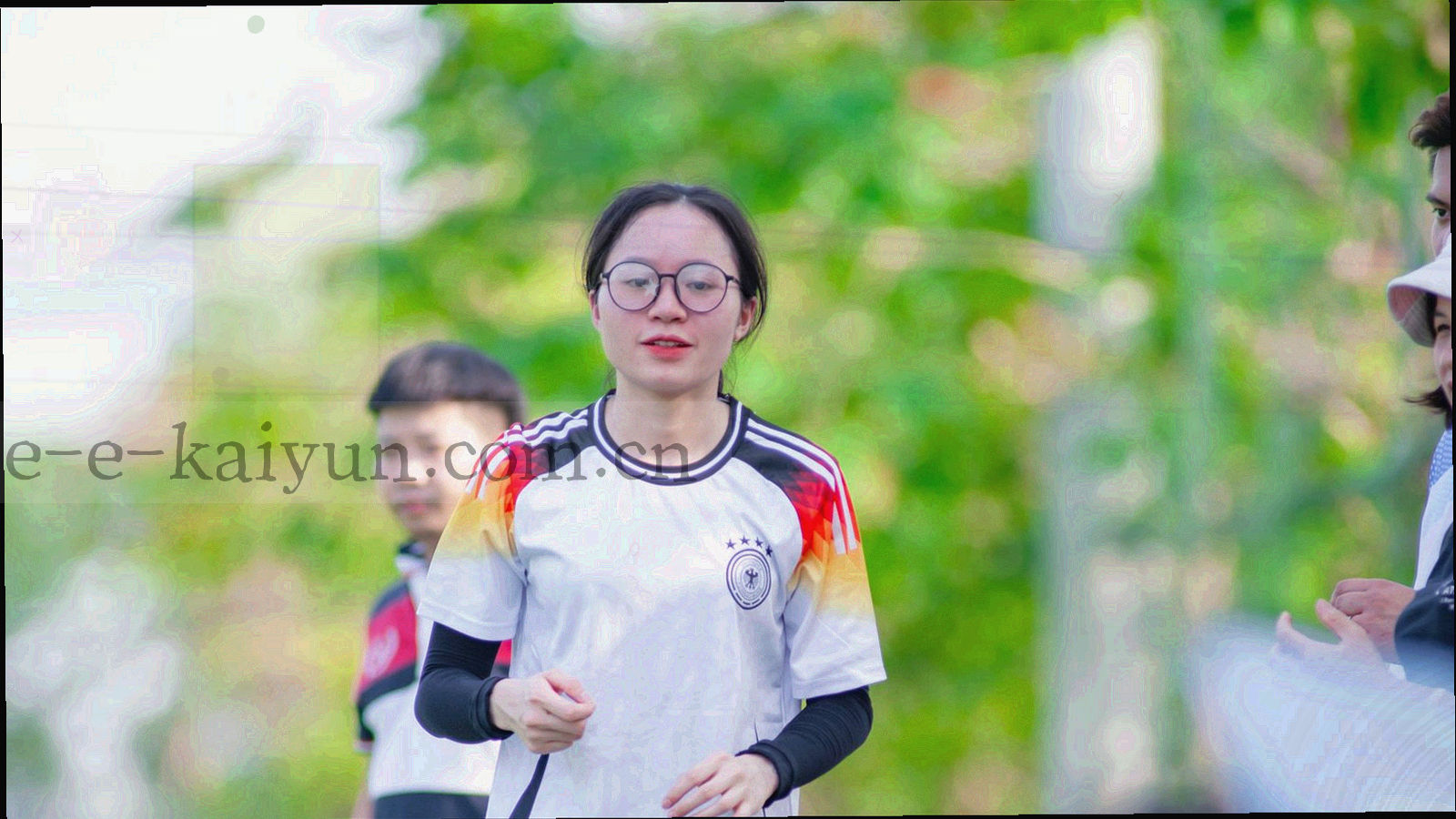 夜间球场灯光与看台剪影，场地线条在灯光下向远处延伸